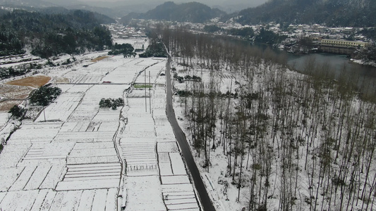 航拍美丽乡村冬天雪景视频