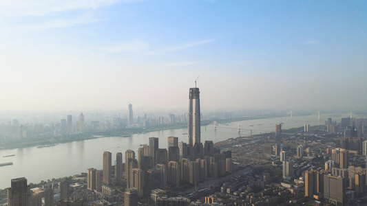 航拍城市风光长江江景城市天际线最高商务金融中心写字楼地标建筑城市建设素材视频