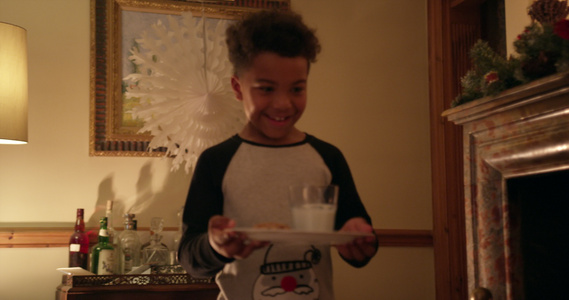 男孩用饼干和牛奶给圣诞老人视频