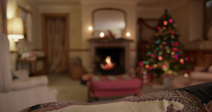 家里火炉旁的圣诞树14秒视频