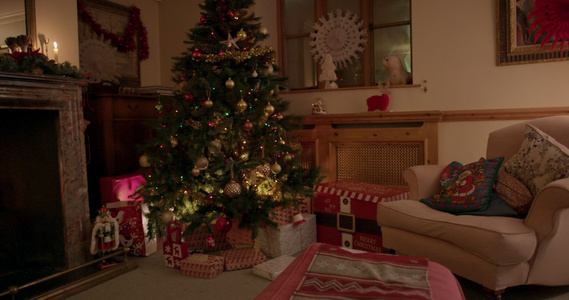 家里火炉旁的圣诞树视频