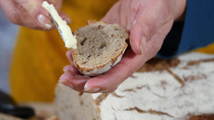 女人用手在面包上涂黄油16秒视频