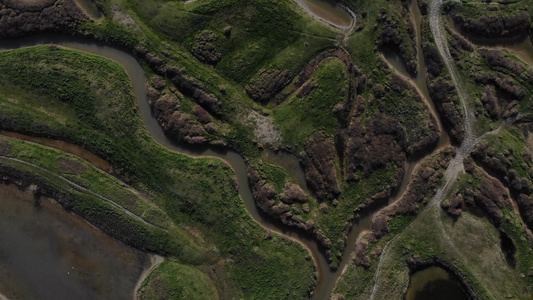 法国国家自然保护区在法国 Moutiers en Retz 的沼泽地鸟瞰图。导致海洋的盐沼池塘。沿海盐沼或潮汐视频