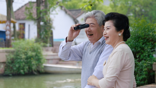 老年夫妇用望远镜看风景[老大娘]视频