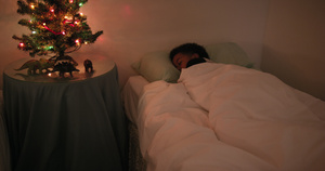 睡在圣诞树上的男孩10秒视频