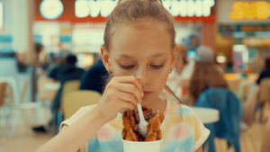 年轻女孩少年在购物中心吃冰淇淋甜点和华夫饼16秒视频