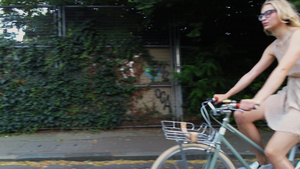 骑自行车的女人6秒视频