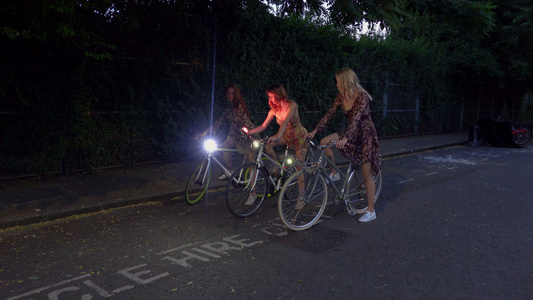 骑自行车的妇女视频