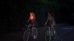 骑行爱好者姑娘们骑自行车11秒视频