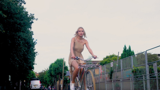骑自行车的女人视频