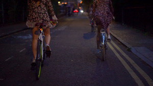 女孩们骑自行车15秒视频