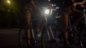 女孩们骑自行车9秒视频