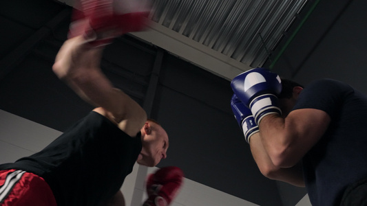 运动员在拳击场打架的低角度视角视频