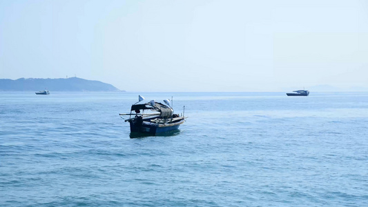  海面上摇摆的渔船4k视频
