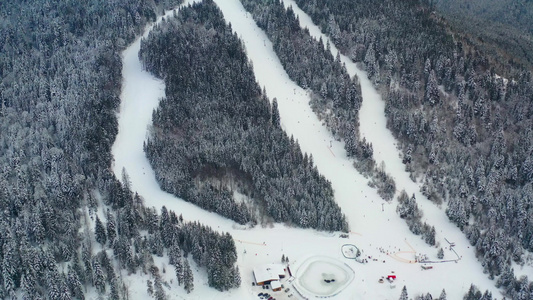 Borosec滑雪斜坡与罗马尼亚冰冻森林的空中观察视频