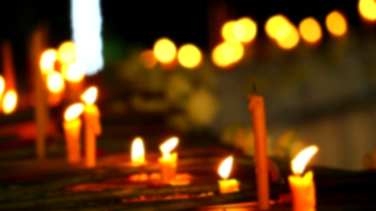 蜡烛上点火供布泽达勋爵礼拜,并模糊许多蜡烛背景视频