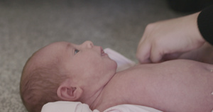 新生婴儿13秒视频