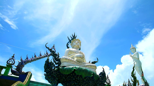 Buddha坐在白云顶上 白云背景时间过期视频