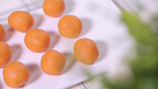 蛋黄红豆沙制作蛋黄酥视频