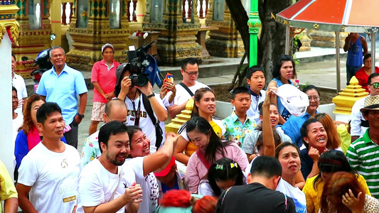 2019年6月26日的Chonburi Thhailand, 2019年6月26日, 人们正在等待收到硬币来庆视频