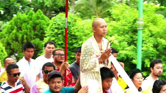 泰国春武里，2019 年 6 月 26 日，身着白衣的男子在游行中庆祝佛教文化和传统的戒律视频