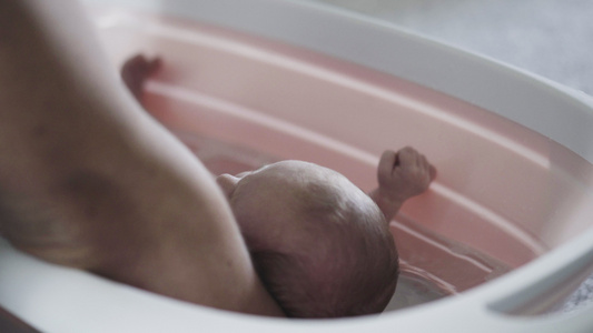 新生婴儿洗澡视频