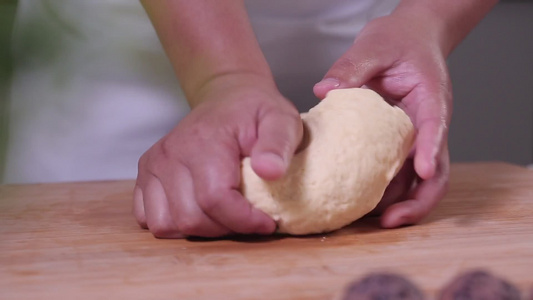 和面揉面团做面包坯视频