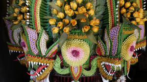 香蕉叶组成与花。美丽的传统泰国组合物由鲜花和五颜六色的香蕉叶制成24秒视频