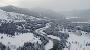 4K航拍新疆冬季喀纳斯河谷雪景37秒视频