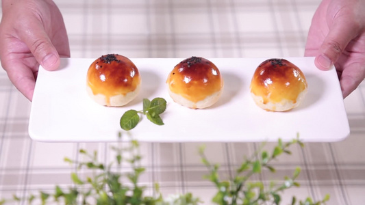 中式甜品蛋黄酥[欧包]视频