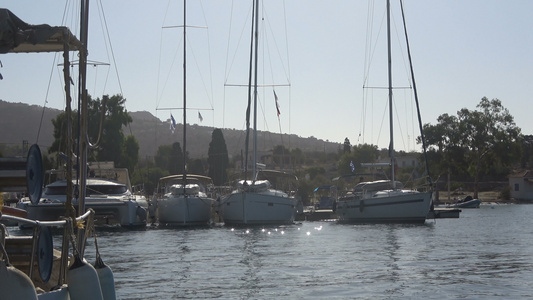 Aegina岛Pidika码头的渔船视频