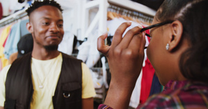年轻的黑人女人和男人在老式服装店试戴太阳镜18秒视频