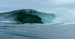 大浪冲入深蓝色的大海8秒视频