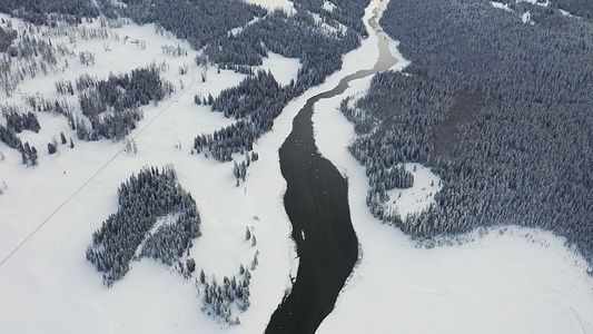 4K航拍新疆冬季喀纳斯河谷雪景视频