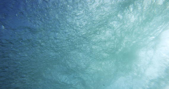 从水下看到的大浪视频