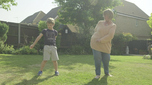 男孩和他奶奶舞蹈14秒视频