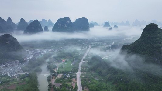 桂林山水阳朔遇龙河鸟瞰图群山云海云雾视频