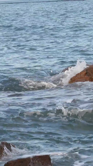 海中的风浪及礁石视频海滨风光28秒视频
