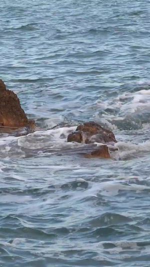 海中的风浪及礁石视频自然风光28秒视频