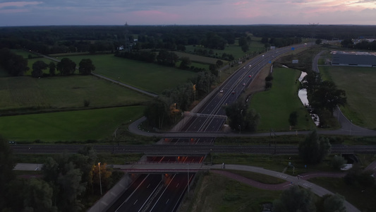 日落4公里时德国自动巴赫高速公路的空中观察视频