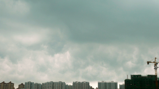 延时暴雨前城市上空的乌云视频