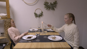 餐桌上点蜡烛的女孩们33秒视频