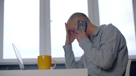 在工作场所用智能手机说话的有压力男子的观点视频