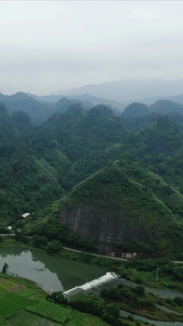 航拍连绵起伏山川丹霞地貌 视频