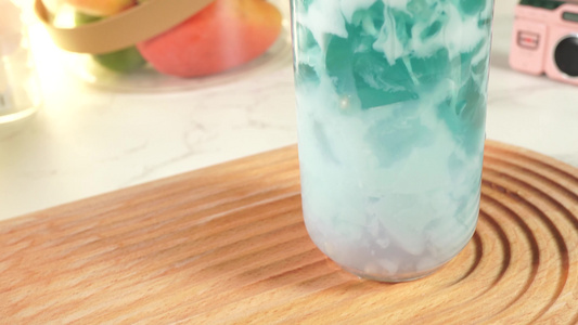 蓝天白云布丁奶冻加入玻璃杯视频