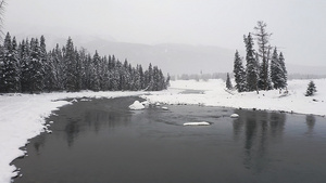 4K航拍新疆冬季喀纳斯航拍河谷河流45秒视频
