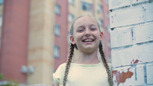 顽皮的女孩少年在城市住宅区里大笑15秒视频