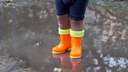 雨后在水坑里穿小靴子视频