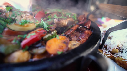 混合肉类和蔬菜的沙赫视频
