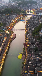 航拍湖南地标4A级旅游景区凤凰古城夜景商业街景人流素材商业素材视频